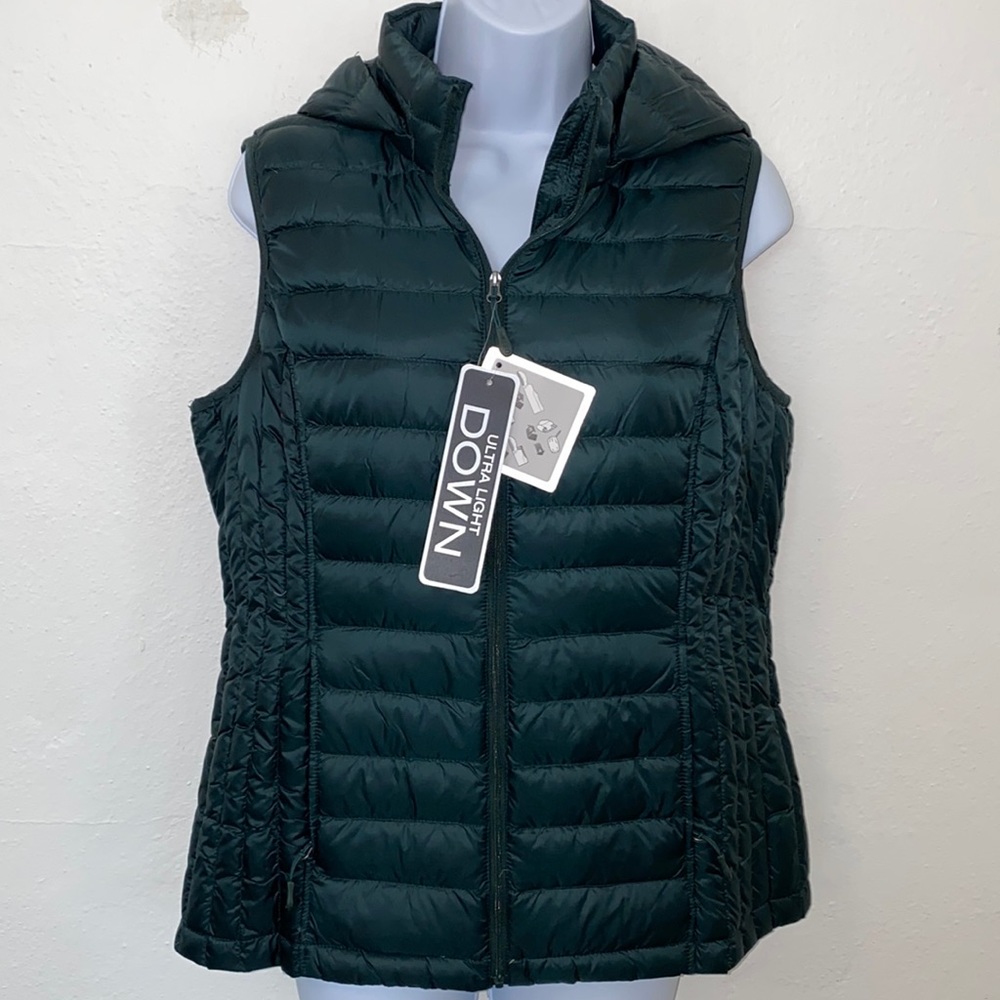 32 Degree Heat Vest Ultra Light Down Puffer in Green. Packable with pouch. NWT